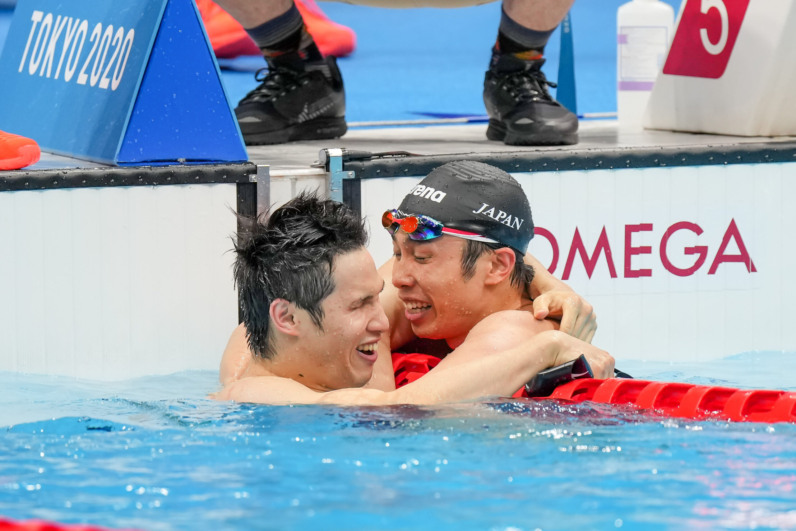 100mバタフライを泳ぎ終え、讃えあう木村と富田