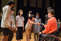 古澤の母校、横浜市立菊名小学校の6年生らと交流する古澤拓也　筆者撮影