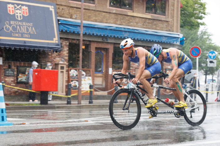 スカンジア前を自転車で走るウクライナ選手