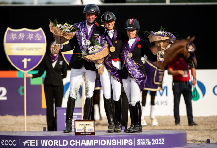 ECCO FEI World Championships 2022, Herning (DEN)

Silver FRANK HOSMAR of the Netherlands, gold MICHÈLE GEORGE of Belgium and bronze SOPHIE WELLS of Britain after the Grade V Freestyle to Music final during Orifarm Healthcare FEI Para Dressage World Championship 2022 in Herning, Denmark, August 14, 2022.
写真：FEI