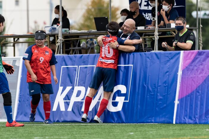 菊島監督と抱き合って喜ぶ加藤