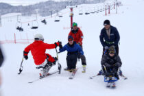 旭川で、パラリンピアン野島弘と座って滑るスキー体験会がスタート。障害のある子どもの遊びに選択肢が広がる！