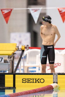 窪田が圧倒のタイムで100メートル背泳ぎS8の日本記録を更新