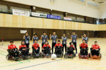 10月に行われるワールドカップに出場する日本代表選手（手前列）とスタッフ（奥列）　写真・内田 和稔