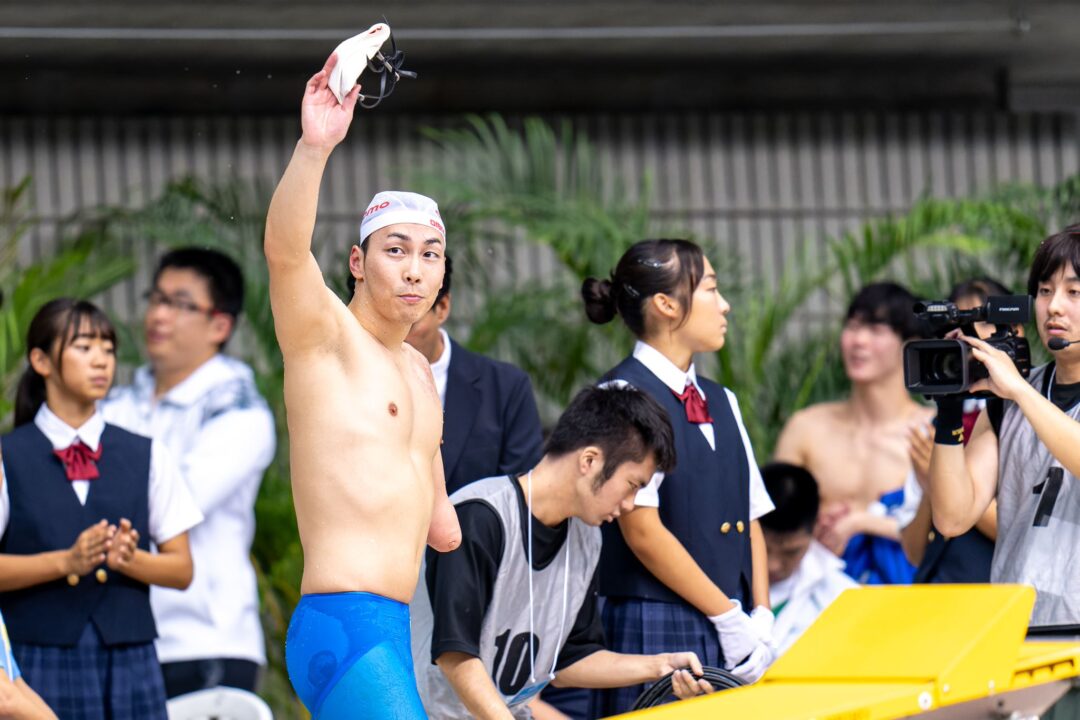 ラストレースを泳ぎ終え、観客に手を振る山田拓朗　写真・秋冨哲生