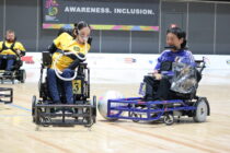 競り合うオーストラリアの女子選手Rebecca Evansと塩入新也　　写真提供　日本電動車椅子サッカー協会