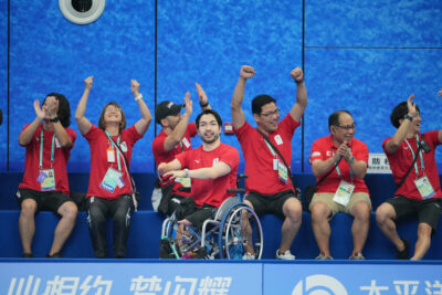 前回2023年、杭州アジアパラ（中国）での日本選手団、応援の様子。中心に鈴木孝幸（GOLDWIN）