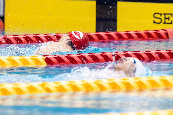 男子100m自由形S5 決勝で競り合う、日向（奥）と田中（手前）　写真・秋冨哲生