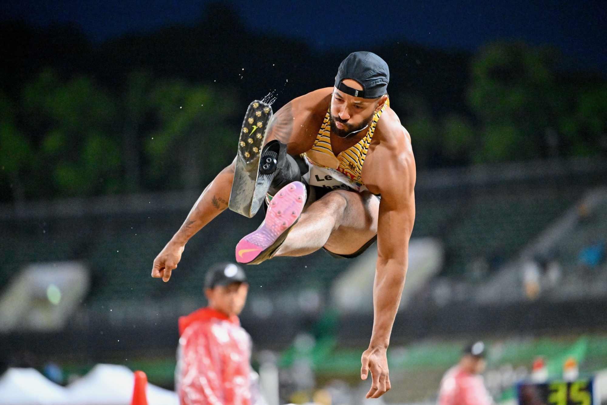 世界記録にあと3cm！ 7m超えの大ジャンプで競う走り幅跳びT63は