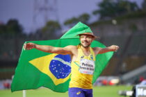 男子100mT47で優勝したブラジルのPetrucio Ferreira dos Santos　ゴール後のパフォーマンス　写真・中村 Manto 真人
