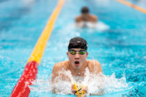 NTC-Eのプールで行われた練習は熱気に満ちていた。選手たちは互いに刺激し合い、集中したトレーニングを積む様子が見られた。　写真・秋冨哲生