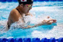 女子100m平泳ぎをおよぐ芹澤美希香（宮前ドルフィン）　写真・秋冨哲生