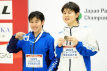 女子50m自由形S11表彰式で1位の石浦智美（伊藤忠丸紅鉄鋼／写真右）パラリンピックを目指すきっかけは成田さんの存在だった。シンガポールへの日本代表チームでは女子最年長となる。　写真・KOHEI MARUYAMA/SportsPressJP