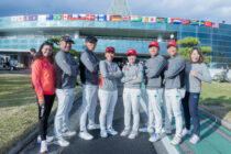 明るい雰囲気の日本代表チーム8人　写真・川村翼