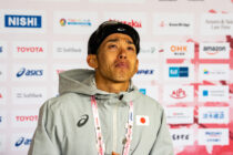 自身のレースを振り返り涙する高田。レースを終えて1時間半後、ミックスゾーンで気持ちを語った。写真・秋冨哲生