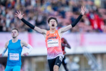 男子400mゴールの瞬間。喜びを爆発させる山田。写真・秋冨哲生