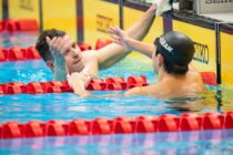 400m自由形をフィニッシュした茨隆太郎（手前）と3位のOLDYREV Myroslav（UKR）／左　写真・秋冨哲生