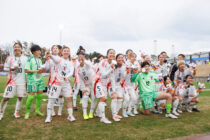 応援席へ準優勝の報告する日本代表