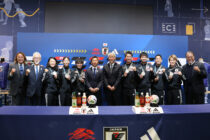 左から北澤豪JIFF会長・高橋孝司JDFA代表理事・宮田夏実・髙木桜花・伊東美和・山本典城女子監督・齋藤登男子監督・松元卓巳・古島啓太・堀井聡太・瀧澤諒斗・奥寺康彦JSCC理事長