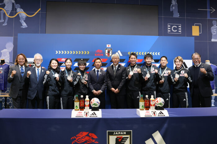 左から北澤豪JIFF会長・高橋孝司JDFA代表理事・宮田夏実・髙木桜花・伊東美和・山本典城女子監督・齋藤登男子監督・松元卓巳・古島啓太・堀井聡太・瀧澤諒斗・奥寺康彦JSCC理事長