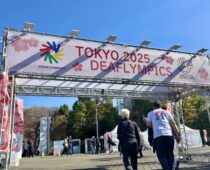 秋晴れの下、オープンしたデフリンピックスクエア。筆者撮影