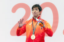 男子200m自由形の表彰式での茨が唄う君が代。「最初は指文字でやっていたが通訳士さんを見て自分も手話でやろうと思った」と茨。　　撮影：越智貴雄