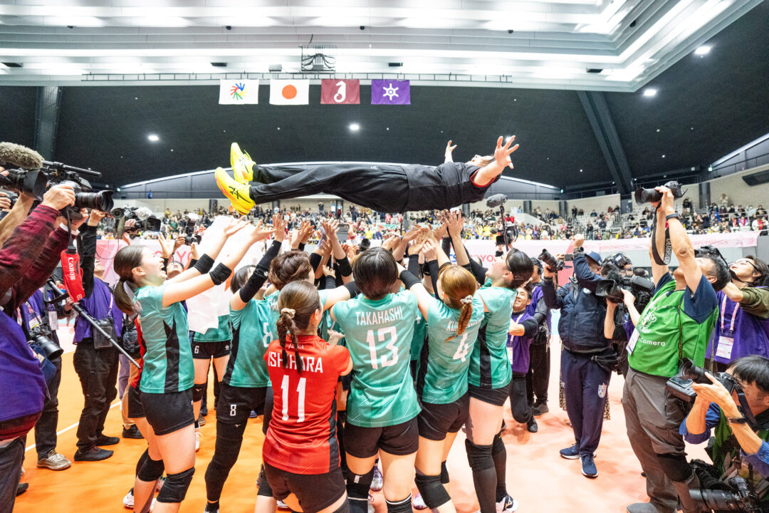 胴上げで3回宙に舞った川北監督。自身も元Vリーグ選手で妹は元日本代表の狩野舞子　写真・秋冨哲生