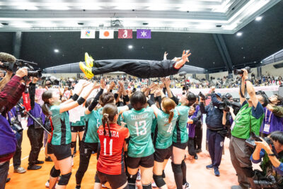 胴上げで3回宙に舞った川北監督。自身も元Vリーグ選手で妹は元日本代表の狩野舞子　写真・秋冨哲生