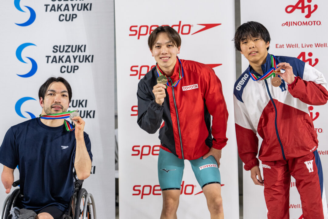 男子50m平泳ぎ表彰式。1位・南井瑛翔 ミナイ アキト（TOYOYA） SB9 32.17 909pt、2位・鈴木孝幸 SB3 49.44 868pt、3位・石田悠人 実業高 29.45 608pt