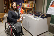 冬季パラリンピック5大会連続出場、金メダル2個を含む計10個のメダルを獲得した大日方邦子パラリンピック選手団長の歩みを辿る特設コーナーが設置された。　筆者撮影