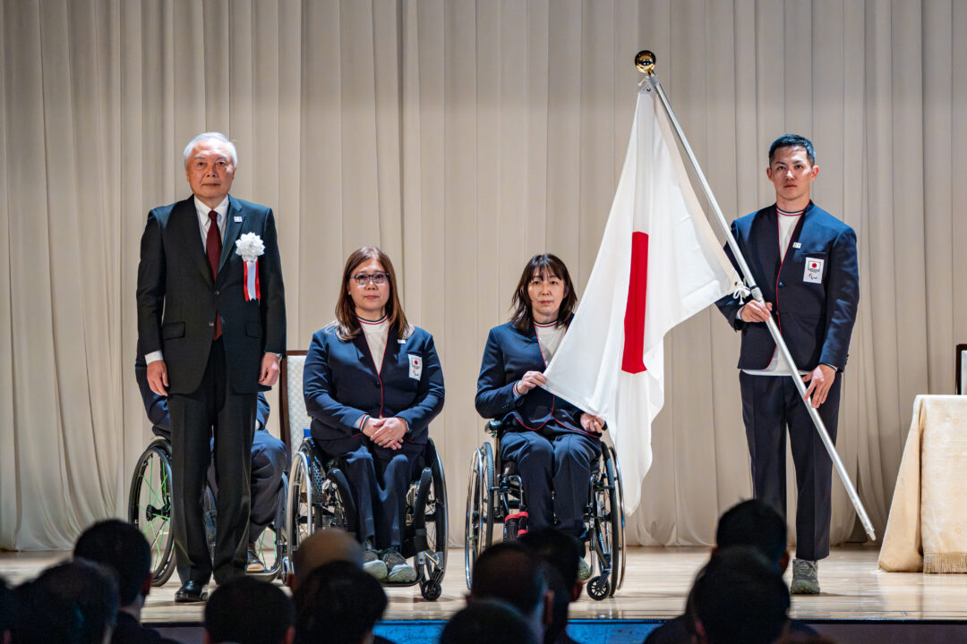 団旗を授与された小川亜希（中央右）と小須田潤太（右）　写真・秋冨哲生
