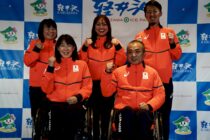 壮行会で送り出される、車いすカーリング日本代表・小川亜希、中島洋治、スタッフ(後列左から)飯野明子、荻原詠理、佐藤弘也 筆者撮影