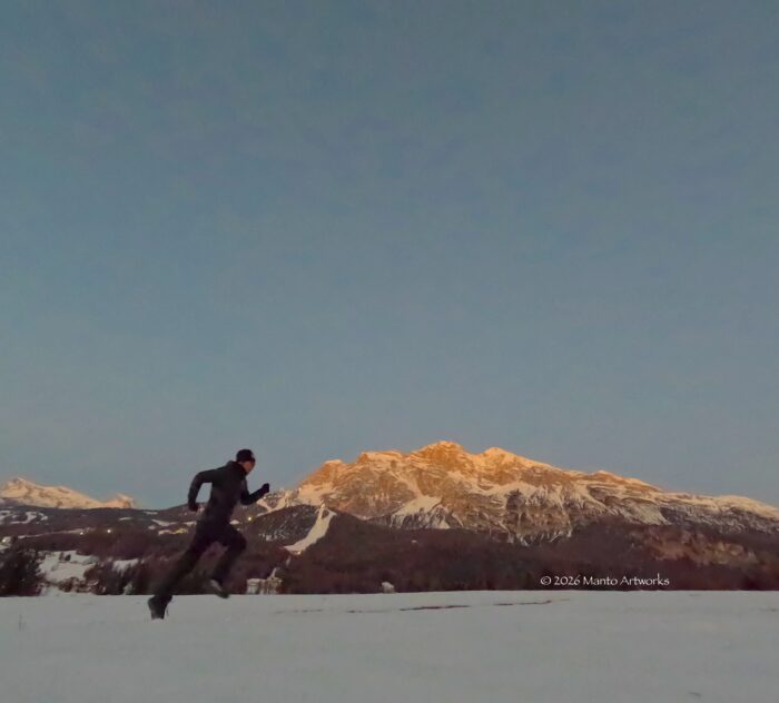 コルティナ・ダンペッツィオ、ドロミテの山々にかこまれたパラフォトベースキャンプに到着した、中村 Manto 真人カメラマン（自撮り）