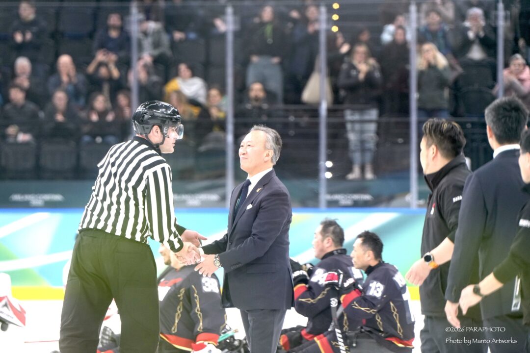 試合が終わり、審判と握手する中北監督　写真・中村 Manto 真人