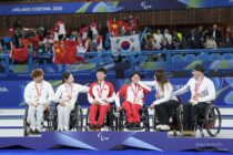 車いすカーリングの新種目、混合ダブルスの表彰式。金メダルは中国ペアが手にした。写真・中村 Manto 真人