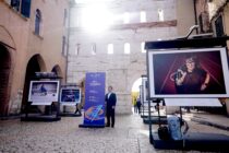 河合長官、アレーナ・ディ・ヴェローナ付近で開催されていた公式文化プログラムの写真展会場で 写真・中村 Manto 真人