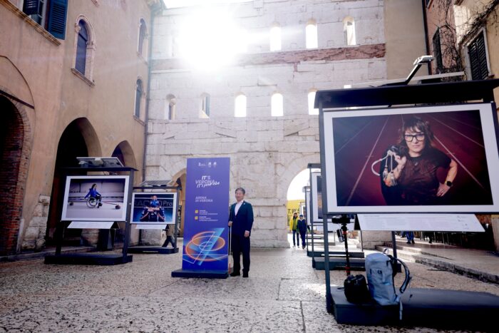 河合長官、アレーナ・ディ・ヴェローナ付近で開催されていた公式文化プログラムの写真展会場で 写真・中村 Manto 真人