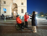 会場へと向かう二人にインタビューできた。 写真・中村 Manto 真人