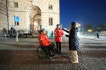 会場へと向かう二人にインタビューできた。　写真・中村 Manto 真人