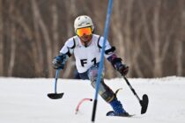 野沢温泉スキー場でレースの前走者を務める新美想真さん　写真・日本障害者スキー連盟／堀切功