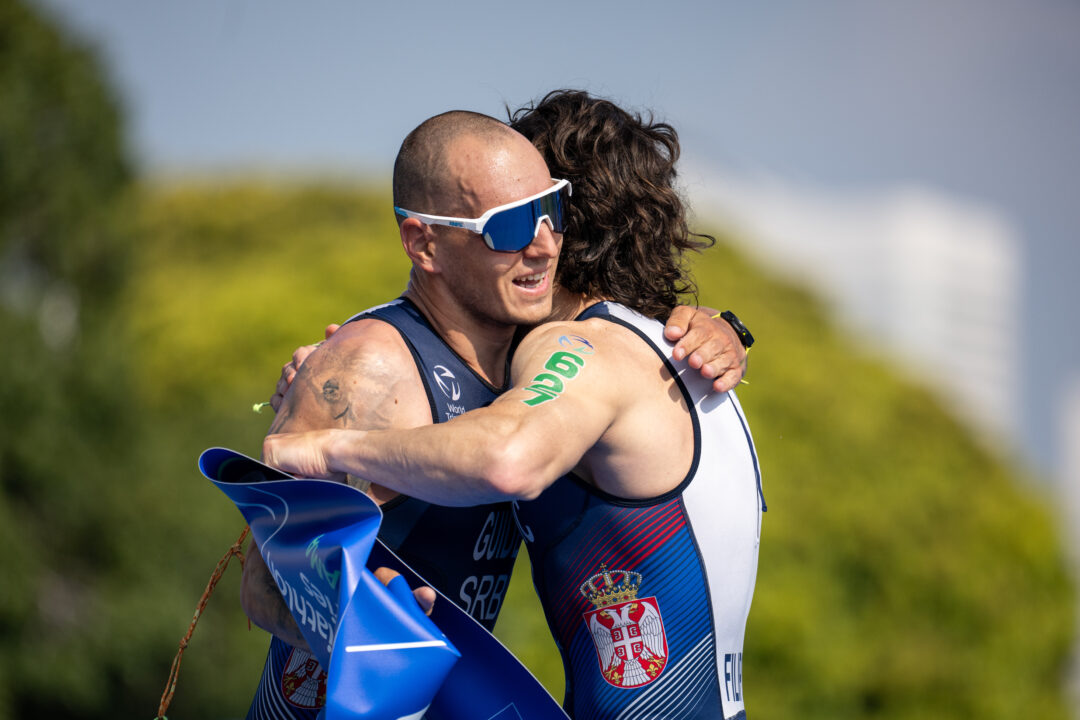 男子PTVIで優勝したセルビアの Lazar Filipovic(左/全盲)と、ガイドのStrahinja Trakic(右)のフィニッシュシーン 写真・山下元気