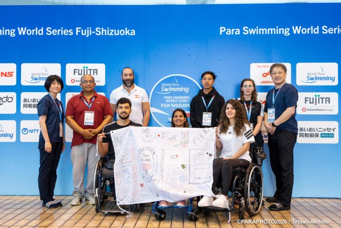 「スポーツを通じて人と人がつながり、新しい希望を生み出す」。その理念を掲げる「HOPEプロジェクト」を牽引する、運営責任者の伊藤雅充氏と事業コーディネーターの高野文子氏と選手たち。未来を切り開くための「希望（HOPE）」を共に創り出している。　写真・秋冨哲生