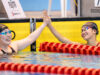 女子50m自由形A決勝の直後、健闘を称え合う辻内彩野(右)と福田果音(左)。 写真・秋冨哲生