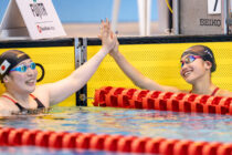 女子50m自由形A決勝の直後、健闘を称え合う辻内彩野と福田果音。辻内が4位、福田が5位に入った。 写真・秋冨哲生