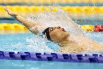 男子100m背泳ぎを泳ぐ山口尚秀（四国ガス）　写真・佐山篤