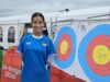 サインを入れた的の横で笑顔を見せるSheetal Devi(シータル・デビ/インド)撮影・田中勝吾