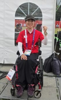 笑顔でガッツポーズを見せる篠原彩(大分トヨタ自動車) 撮影・田中勝吾