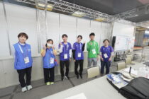 MMCでチェックインするメディアをサポートするスタッフ 写真・中村 Manto 真人