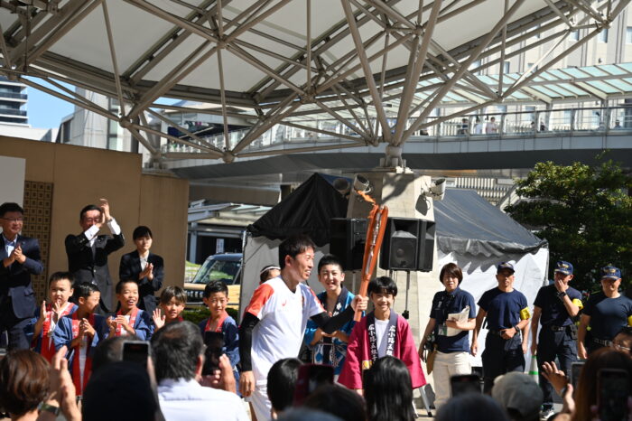 聖火リレーをスタートする赤星氏 写真・野能津和雄