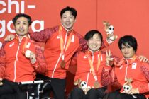 笑顔の表彰式。左から安直樹、加納慎太郎、角田成、笹島貴明